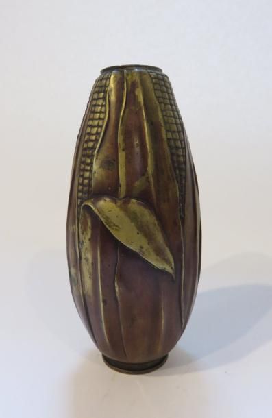 JAPON
Vase piriforme en bronze ciselé à décor...