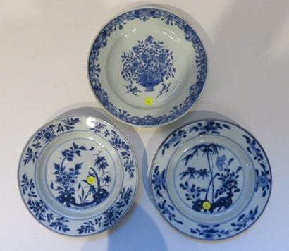 CHINE
Trois assiettes en porcelaine à décor...