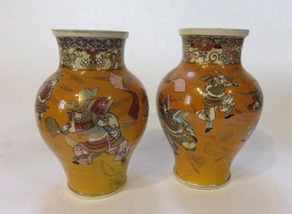 JAPON - Satzuma
Paire de vases pansus en...