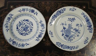 CHINE
Deux assiettes plates en porcelaine...