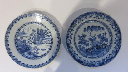 CHINE
Deux assiettes en porcelaine à décor...