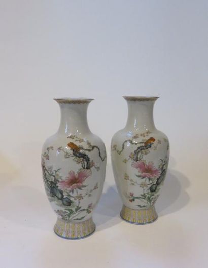 CHINE
Paire de vases en porcelaine à décor...