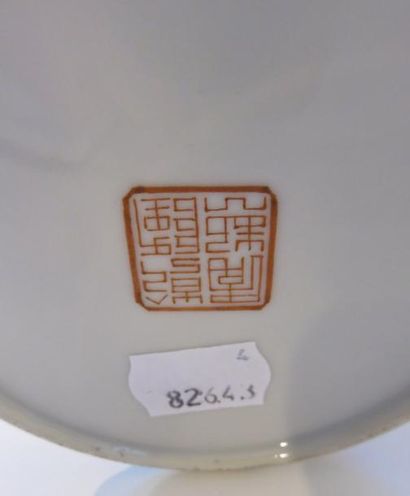 CHINE
Paire de vases en porcelaine à décor...