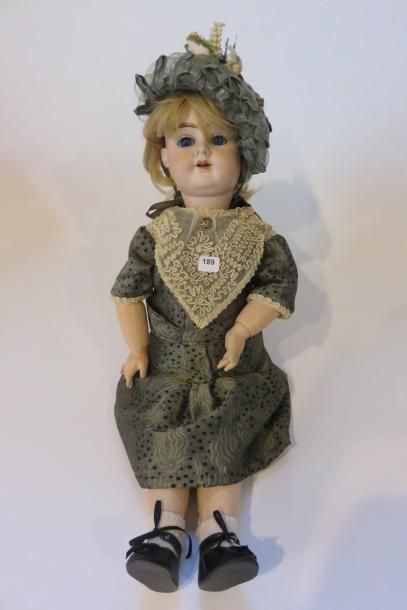 Poupée allemande. Tête en porcelaine marquée...