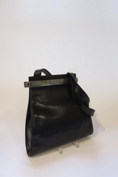 Karl LAGERFELD
Sac en cuir noir, fermoir...