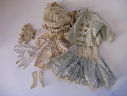 Tenue ancienne de poupée comprenant une robe...