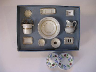 Nécessaire de toilette pour poupée et diverses...