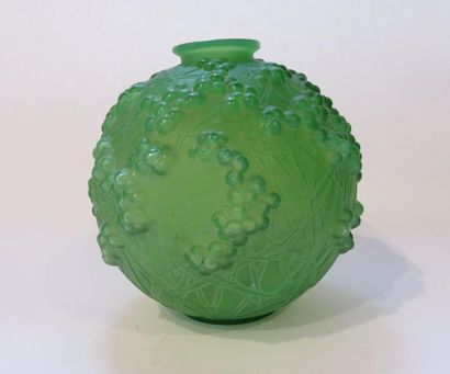R. LALIQUE FRANCE
Vase 