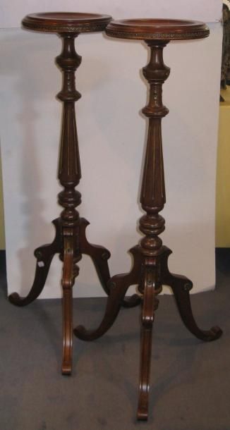 Paire de sellettes en noyer mouluré et sculpté,...