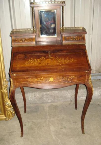 Bureau de pente à gradins en marqueterie...