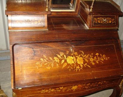 Bureau de pente à gradins en marqueterie...