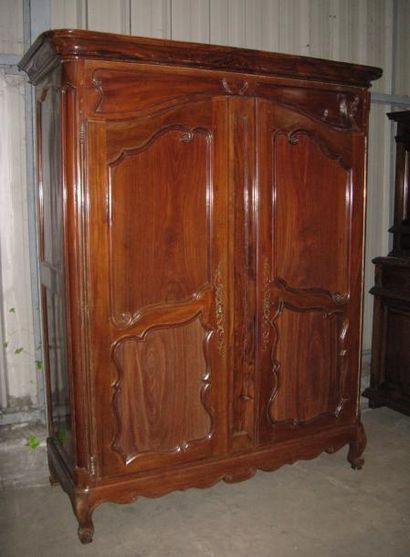 Armoire en acajou massif mouluré ouvrant...