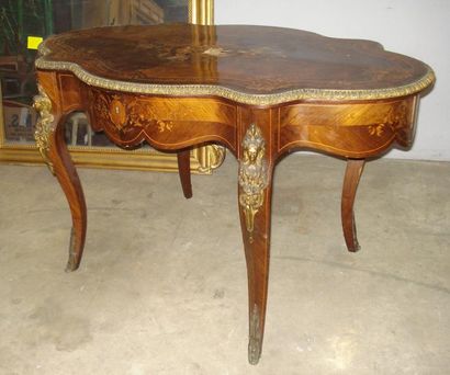 Grande table bureau en marqueterie de fleurs,...