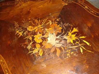 Grande table bureau en marqueterie de fleurs,...