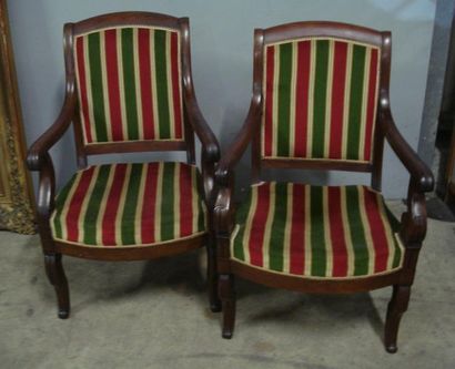 Deux fauteuils en acajou à dossier légèrement...