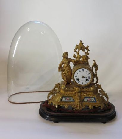 Pendule en régule doré, le mouvement dans...