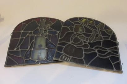 Paire de vitraux en verre teinté et peint...