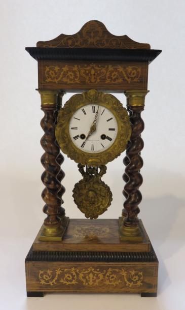Pendule portique en palissandre et marqueterie...