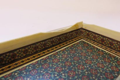 Boite entièrement marquetée à décor géométrique...