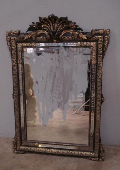 Miroir rectangulaire en bois et stuc. Encadrement...