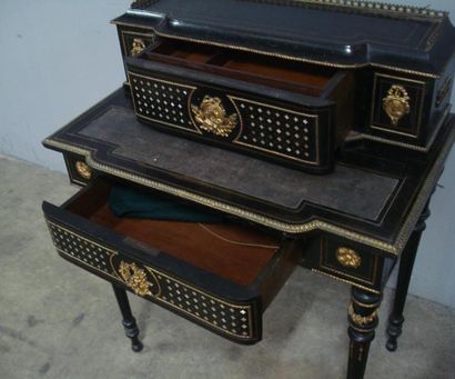Petit bureau à gradin en bois noirci, filets...