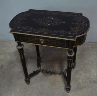 Table travailleuse en marqueterie de laiton...