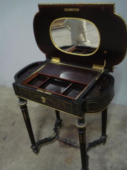 Table travailleuse en marqueterie de laiton...