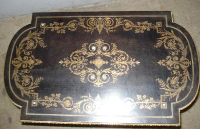 Table travailleuse en marqueterie de laiton...