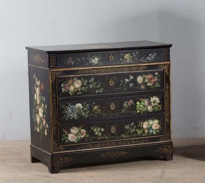 Commode en bois laqué et doré sur fond noir...