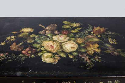 Commode en bois laqué et doré sur fond noir...
