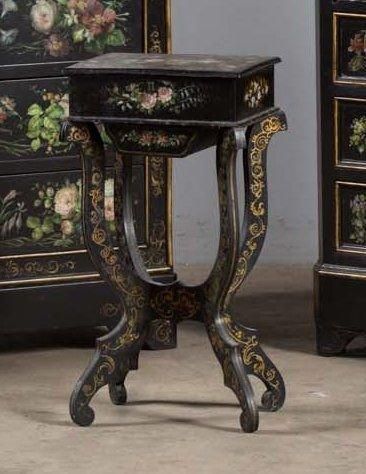 Petite table à couture à décor peint doré...