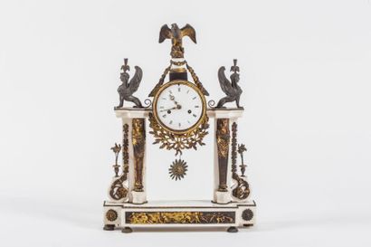 Pendule portique en marbre blanc et bronze...