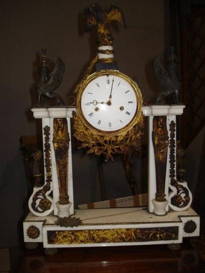 Pendule portique en marbre blanc et bronze...
