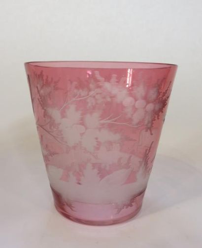 Vase conique en cristal gravé blanc sur fond...