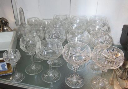 Partie de service de verres à pied en cristal...