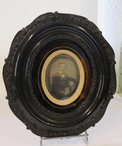 Daguerréotype ovale figurant un jeune homme...