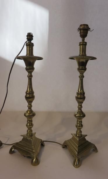 Paire de candélabres en bronze mouluré, fût...