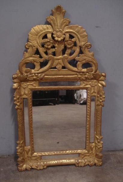 Petit miroir à parcloses en bois sculpté...