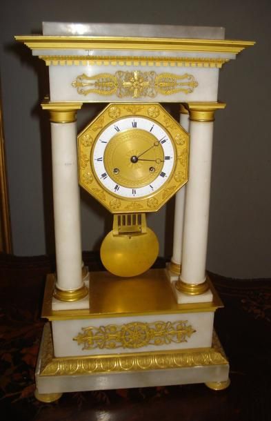 Pendule portique en albâtre et bronze doré....