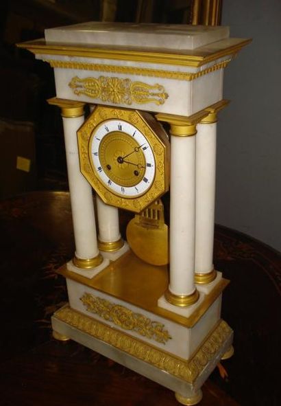 Pendule portique en albâtre et bronze doré....