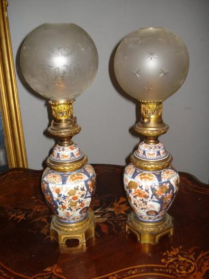 Paire de lampes à pétrole à corps en porcelaine...