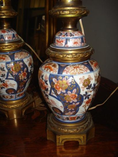 Paire de lampes à pétrole à corps en porcelaine...