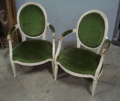 Paire de fauteuils en bois laqué crème à...