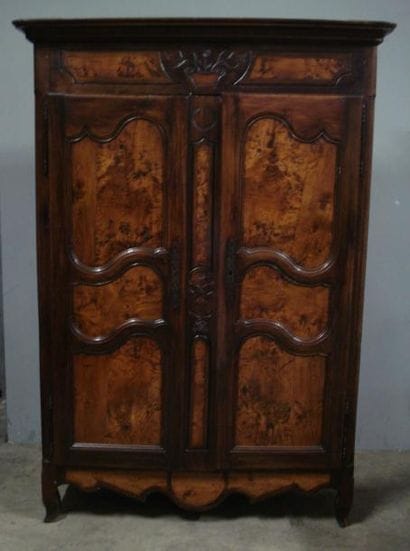 Petite armoire en châtaignier et loupe d'orme....