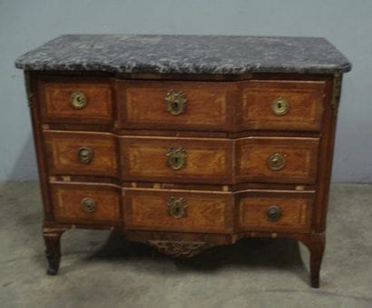 Commode en marqueterie de bois de rose en...