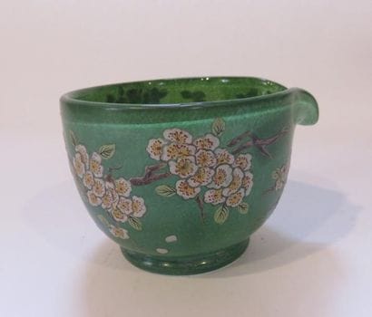 Coupe à bec verseur en verre émaillé à décor...