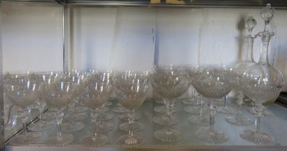 BACCARAT
Service de verres à pied en cristal...