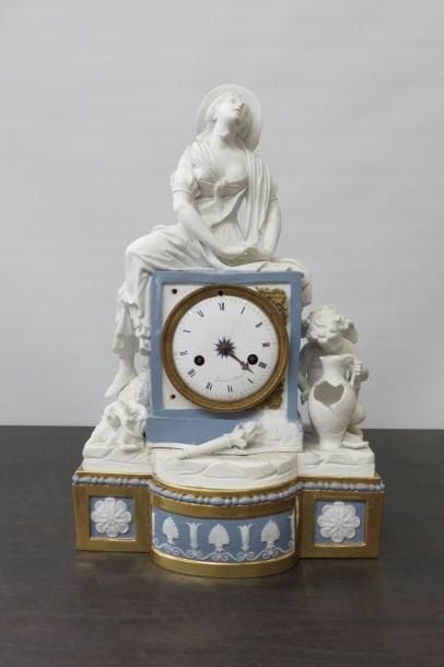 Pendule en biscuit blanc et laqué bleu, le...
