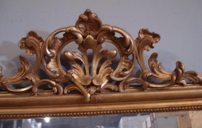 Grand miroir en bois et stuc doré à encadrement...