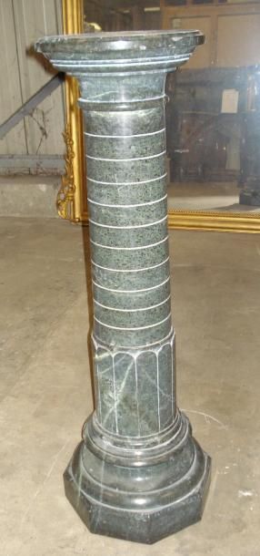 Colonne en marbre vert de mer, chapiteau...